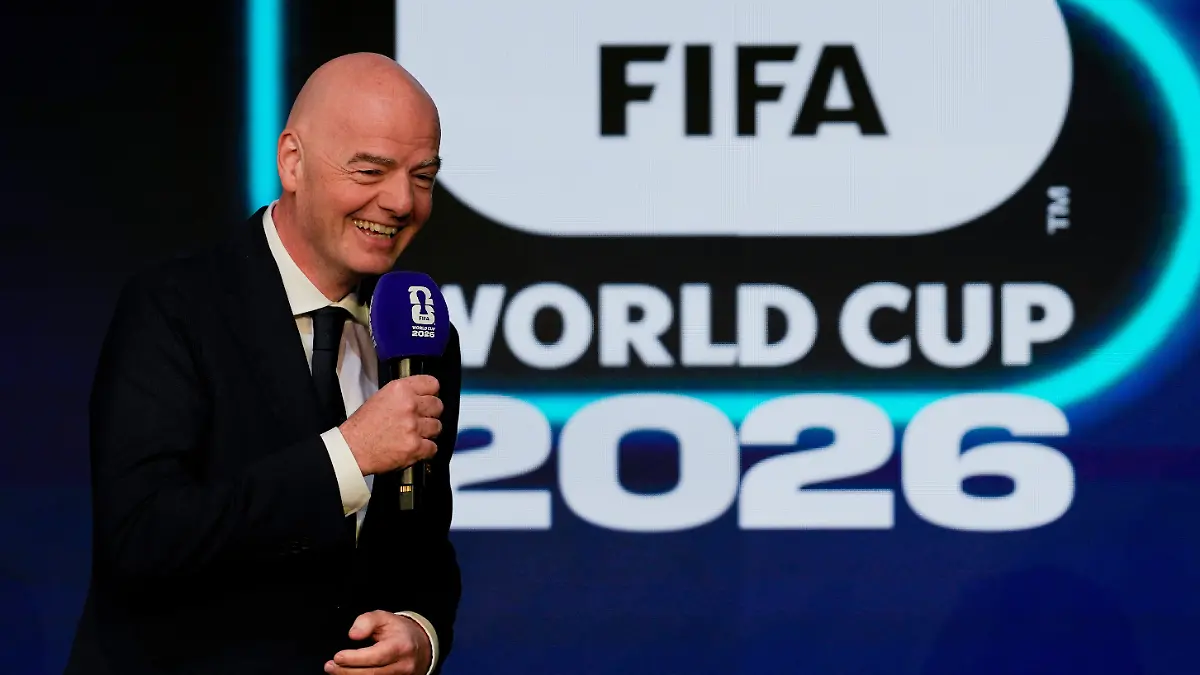 FIFA-Praesident-Gianni-Infantino-spricht-waehrend-der-Bekanntgabe-des-Spielplans-fuer-die-Fussball-Weltmeisterschaft-2026-Die-FIFA-mit-Praesident-Gianni-Infantino-hat-einen-Rekord-Finanzbeitrag-fuer-die-WM-2026-genehmigt