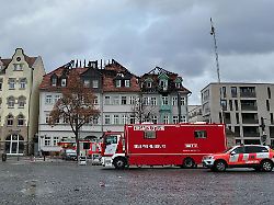 Thüringen: Feuerwehr wegen Brand am Erfurter Domplatz weiter im Einsatz