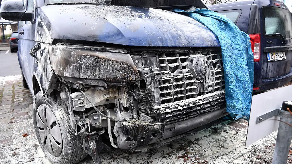 Auch-der-dritte-Kaeltebus-der-Berliner-Stadtmission-ist-durch-einen-Brand-schwer-beschaedigt-worden