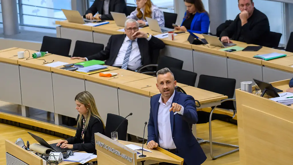 Ulrich-Siegmund-AfD-spricht-im-Plenarsaal-vom-Landtag-von-Sachsen-Anhalt-zu-den-Abgeordneten-Die-Debatte-hatte-das-Krankenhaus-in-Zerbst-zum-Thema-und-trug-die-Ueberschrift-Zerbst-braucht-sein-Krankenhaus-Gesundheit-statt-Kahlschlag-in-Sachsen-Anhalt