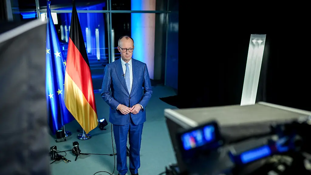 ACHTUNG-VEROeFFENTLICHUNGSSPERRFRIST-Frei-nach-Veroeffentlichung-unter-Angabe-der-Sperrfrist-31-Dezember-2025-00-00-Uhr-Bundeskanzler-Friedrich-Merz-CDU-steht-fuer-die-Aufzeichnung-der-Neujahrsansprache-des-Bundeskanzlers-vor-der-Kamera