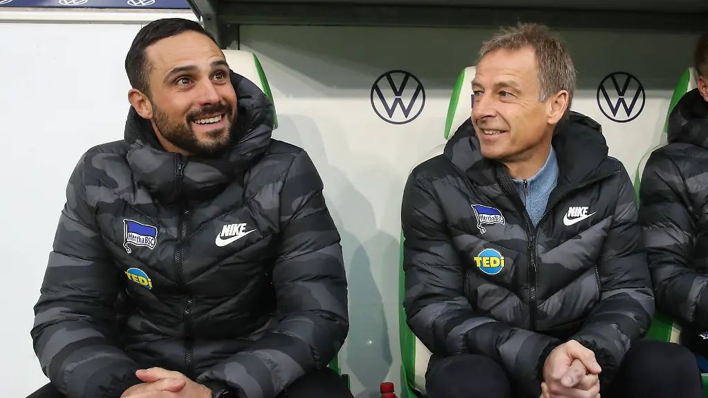 Trainer-Juergen-Klinsmann-re-und-Co-Trainer-Alexander-Nouri-Hertha-BSC-Berlin-1-Fussball-Bundesliga-Saison-2019-2020-Punktspiel-VfL-Wolfsburg-vs-Hertha-BSC-Berlin-in-der-Volkswagen-Arena-in-Wolfsburg-Fussball-Deutschland-25-01