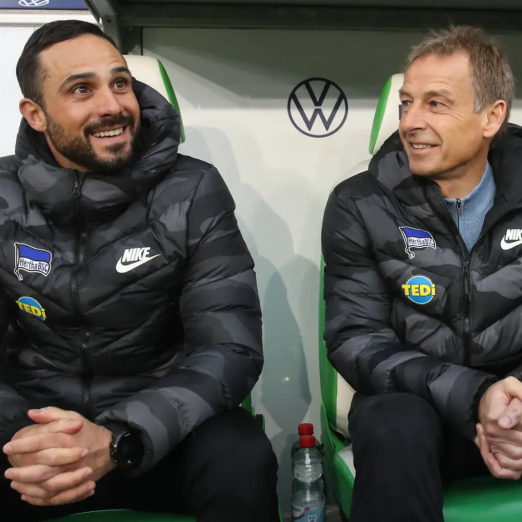 Trainer-Juergen-Klinsmann-re-und-Co-Trainer-Alexander-Nouri-Hertha-BSC-Berlin-1-Fussball-Bundesliga-Saison-2019-2020-Punktspiel-VfL-Wolfsburg-vs-Hertha-BSC-Berlin-in-der-Volkswagen-Arena-in-Wolfsburg-Fussball-Deutschland-25-01