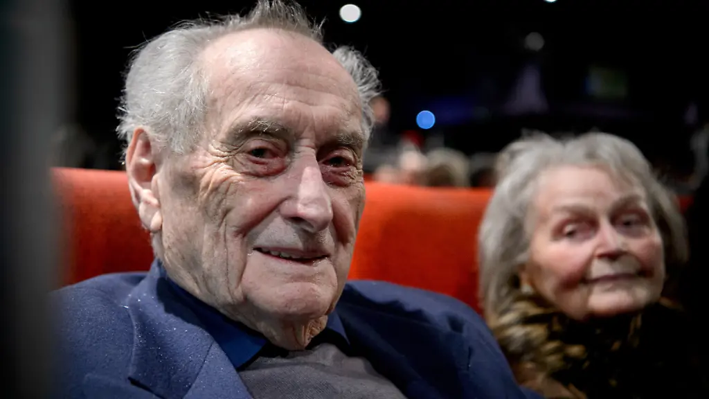 Der-Schauspieler-Walter-Schultheiss-sitzt-am-29-11-2017-in-Stuttgart-Baden-Wuerttemberg-mit-seiner-Frau-Trudel-Wulle-vor-Beginn-der-Premiere-von-Laible-und-Frisch-im-Kinosaal-Bei-der-23-Filmschau-Baden-Wuerttemberg-werden-85-aktuelle-Filmproduktionen-aus-dem-Suedwesten-gezeigt