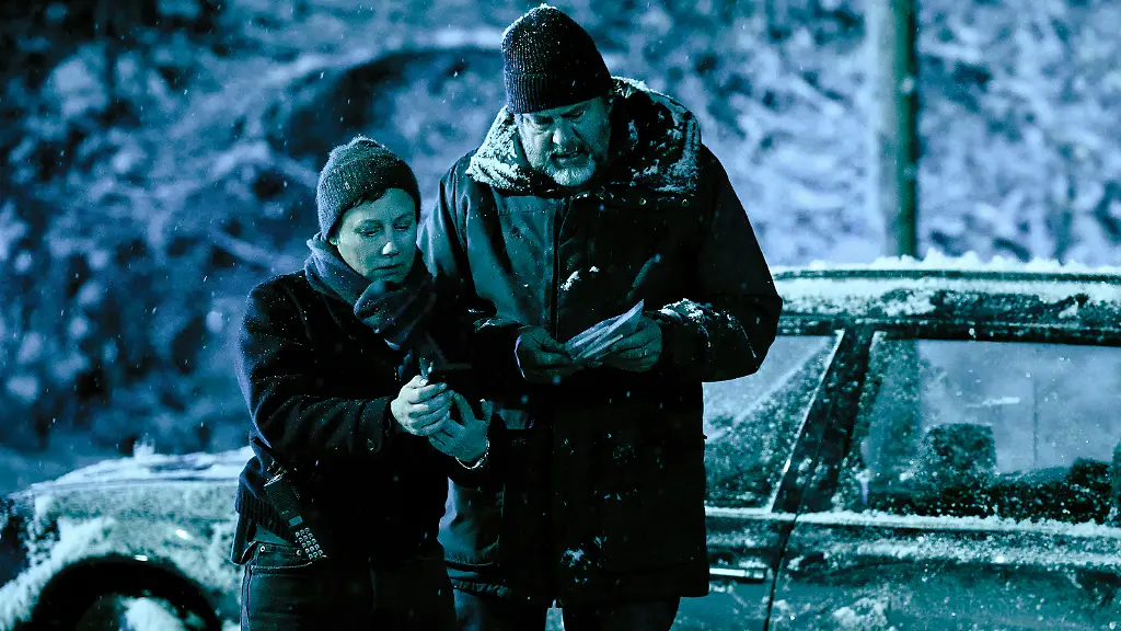 ARD-SWR-TATORT-DAS-JUeNGSTE-GEISSLEIN-Fernsehfilm-Deutschland-2026-am-Sonntag-04-01-26-um-20-15-Uhr-im-ERSTEN-Franziska-Tobler-Eva-Loebau-und-Friedemann-Berg-Hans-Jochen-Wagner-suchen-die-kleine-Eliza-Hanna-Heckt-die-ganz-allein-im-Wald-unterwegs-ist-und-sogar-ihren-geliebten-Walkman-verloren-hat-SWR-Benoit-Linder-honorarfrei-Verwendung-gemaess-der-AGB-im-engen-inhaltlichen-redaktionellen-Zusammenhang-mit-genannter-SWR-Sendung-bei-Nennung-Bild-SWR-Benoit-Linder-S2-SWR-Presse-Bildkommunikation-Baden-Baden-Tel-07221-929-22202-foto-swr