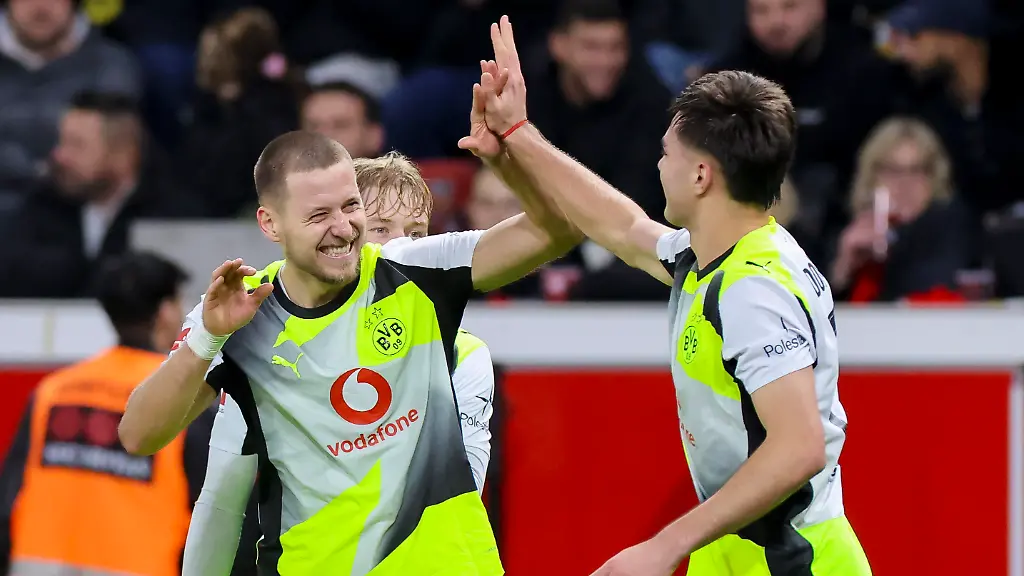 Aaron-Anselmino-Borussia-Dortmund-bejubelt-seinen-Treffer-zum-0-1-mit-Waldemar-Anton-Borussia-Dortmund-Bundesliga-Bayer-04-Leverkusen-v-Borussia-Dortmund-BayArena-am-29-November-2025-in-Leverkusen-Deutschland-Foto-von-Marco-Steinbrenner-DeFodi-Images-Aaron-Anselmino-Borussia-Dortmund-celebrates-after-scoring-his-teams-first-goal-with-Waldemar-Anton-Borussia-Dortmund-Bundesliga-Bayer-04-Leverkusen-v-Borussia-Dortmund-BayArena-November-29-2025-in-Leverkusen-Germany-Photo-by-Marco-Steinbrenner-DeFodi-Images-DFL-regulations-prohibit-any-use-of-photographs-as-image-sequences-and-or-quasi-video