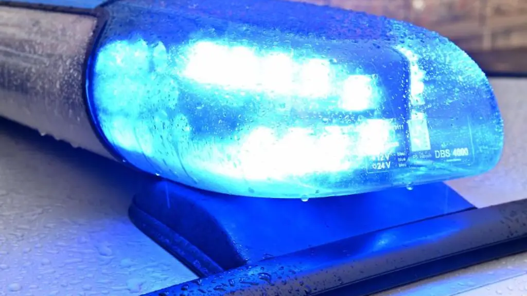 Ein-Streifenwagen-der-Polizei-steht-mit-eingeschaltetem-Blaulicht