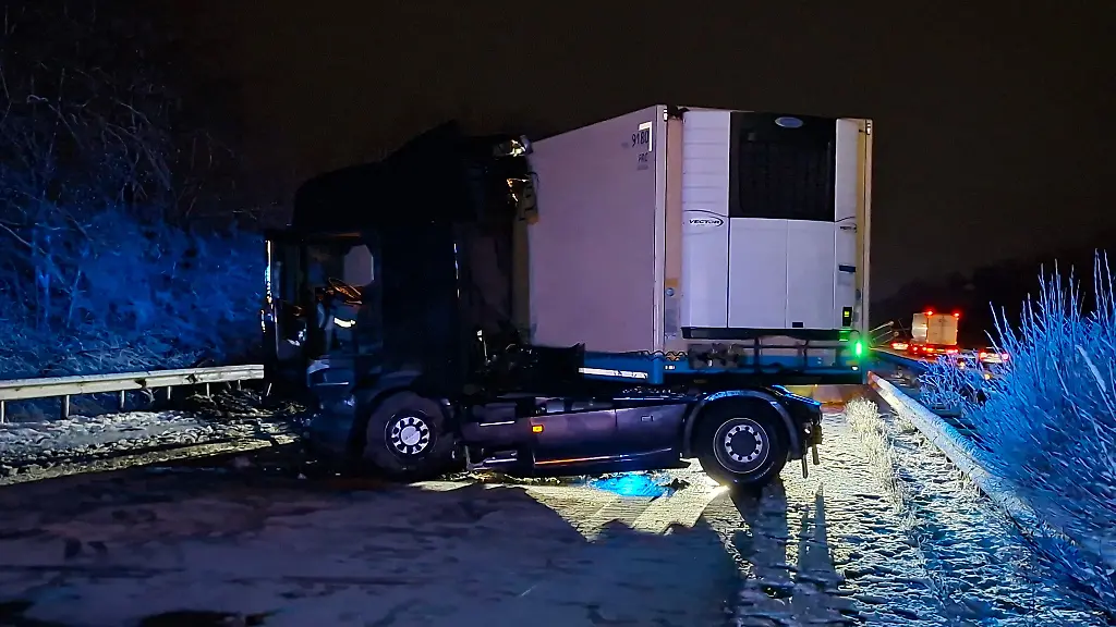 Der-Lastwagen-blockiert-die-gesamte-Autobahn-in-Richtung-Bremen