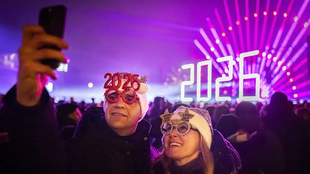 2026-01-01-00-06-41-AMSTERDAM-Auf-dem-Museumplein-wurde-der-Jahreswechsel-mit-einem-Feuerwerk-und-einer-Lichtshow-begruesst-Feuerwerkskoerper-fuer-Privatpersonen-sind-in-Amsterdam-an-Silvester-verboten-Stattdessen-wurde-eine-Lichtshow-organisiert