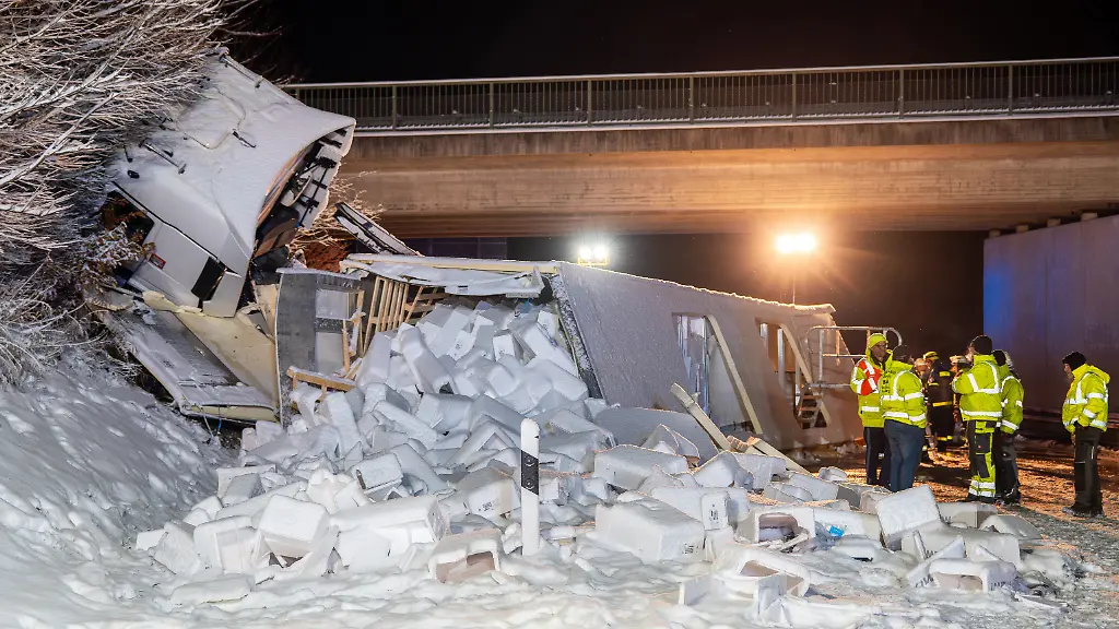 Die-Ladung-eines-Lastwagens-liegt-nach-einem-Unfall-auf-der-Autobahn-93-A93-neben-der-Fahrbahn-im-Schnee