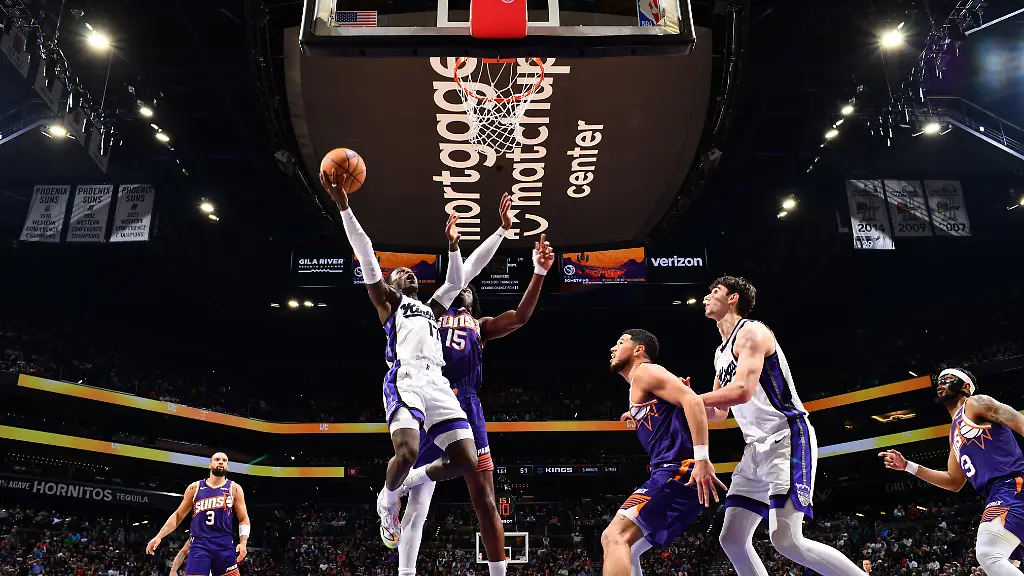 PHOENIX-AZ-JANUARY-2-Dennis-Schroder-17-of-the-Sacramento-Kings-drives-to-the-basket-during-the-game-against-the-Phoenix-Suns-on-January-2-2026-at-PHX-Arena-in-Phoenix-Arizona-NOTE-TO-USER-User-expressly-acknowledges-and-agrees-that-by-downloading-and-or-using-this-photograph-user-is-consenting-to-the-terms-and-conditions-of-the-Getty-Images-License-Agreement
