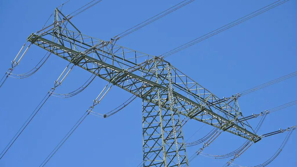 Hochspannungsleitung-Bezirk-Marzahn-Hellersdorf-Berlin-Deutschland