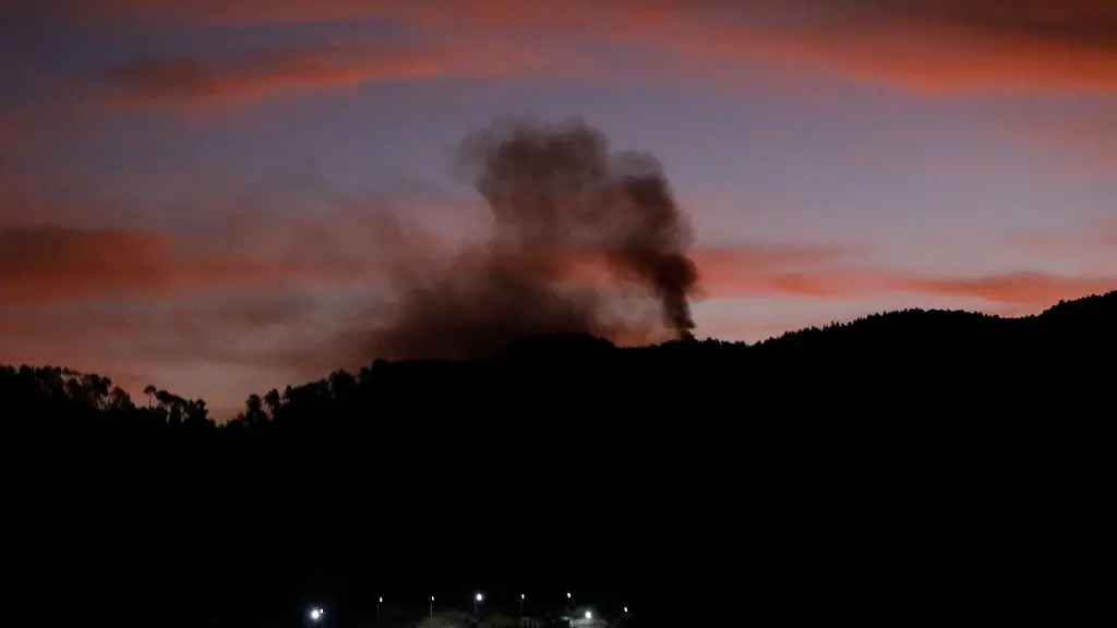 Smoke-rises-near-Fort-Tiuna-during-a-full-blackout-following-explosions-and-loud-noises-after-U-S-President-Donald-Trump-said-the-U-S-has-struck-Venezuela-and-captured-its-President-Nicolas-Maduro-in-Caracas-Venezuela-January-3-2026