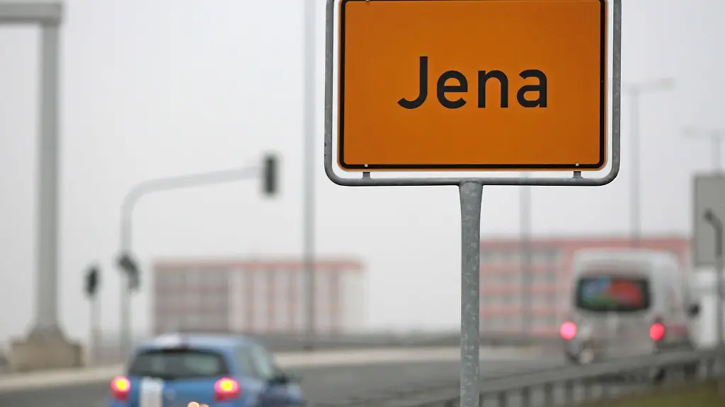 Der-Mann-wurde-laut-Polizeiangaben-nach-dem-Sprung-vorsorglich-in-ein-Krankenhaus-gebracht