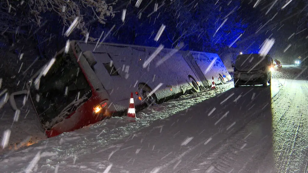 Ein-Busunfall-sorgt-am-Morgen-fuer-eine-Vollsperrung-der-B431-bei-Klein-Nordende