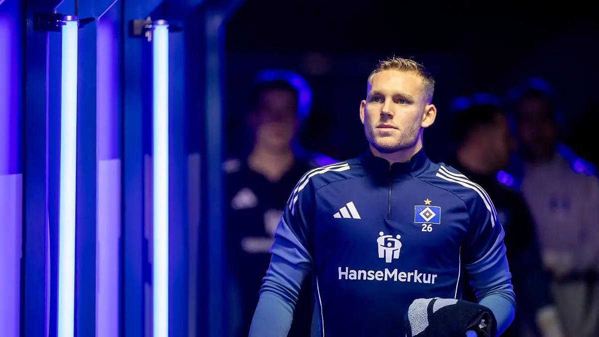 Hamburg-3-Dezember-2025-Fussball-DFB-Pokal-2025-26-Hamburger-SV-Holstein-Kiel-Daniel-Peretz-Hamburger-SV-26-DFL-REGULATIONS-PROHIBIT-ANY-USE-OF-PHOTOGRAPHS-AS-IMAGE-SEQUENCES-AND-OR-QUASI-VIDEO