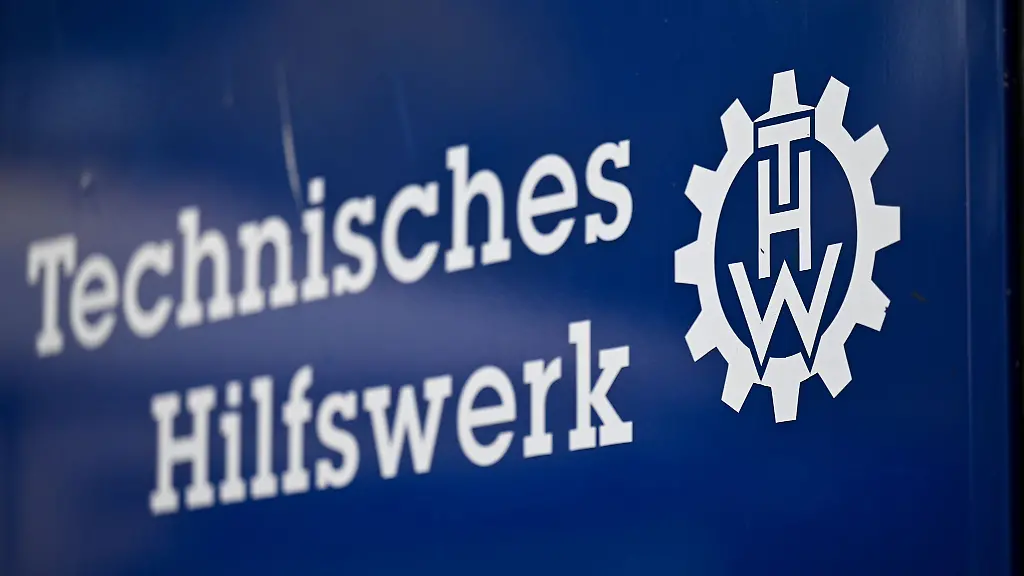 Am-Holzhafenufer-in-Hamburg-Moorfleet-ist-eine-Jacht-gesunken-dabei-trat-ein-Oel-Wasser-Gemisch-ins-Hafenbecken-aus