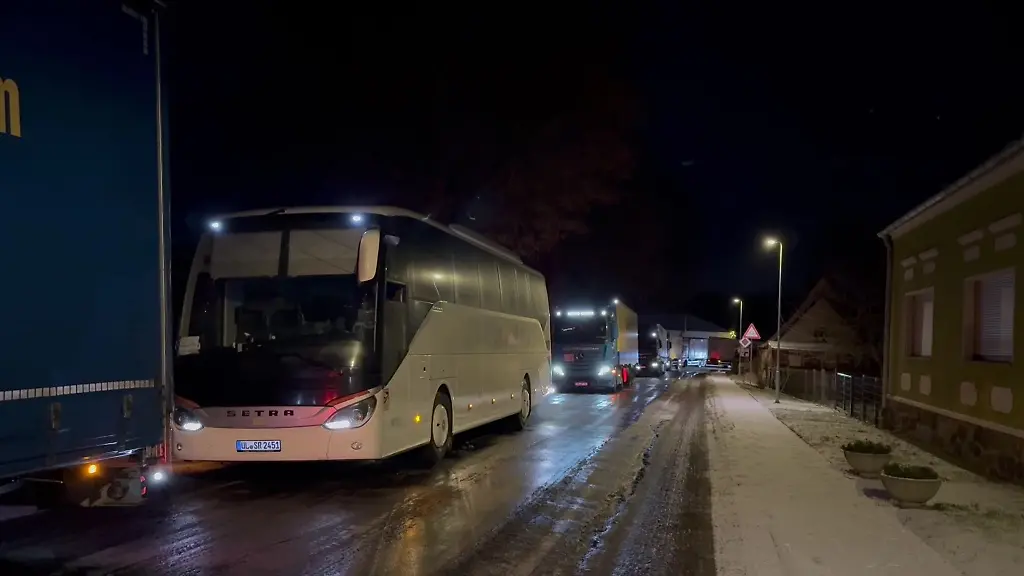 Ein-Unfall-mit-einem-Lastwagen-auf-der-A9-sorgte-dafuer-dass-seit-Freitagabend-viel-Verkehr-in-die-Umgebung-ausweichen-musste-die-Bergung-des-Lasters-war-schwierig