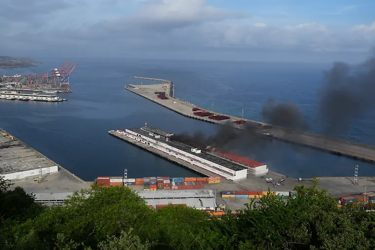 Rauch-steigt-von-einem-Dock-auf-nachdem-im-Hafen-von-La-Guaira-Venezuela-am-Samstag-3-Januar-2026-Explosionen-zu-hoeren-waren