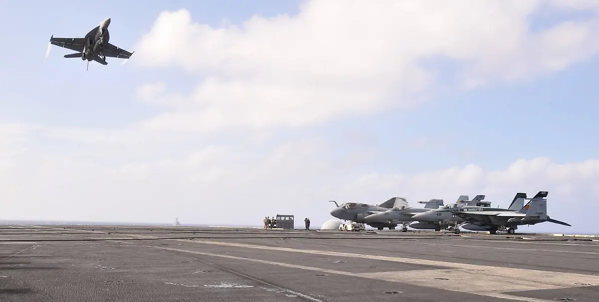 Bildnummer-56241871-Datum-02-11-2011-Copyright-imago-UPI-Photo-A-U-S-Navy-FA-18-Super-Hornet-flies-during-the-Annual-Exercise-2011-U-S-Japan-joint-military-exercise-in-the-Pacific-Ocean-east-of-Okinawa-island-Japan-on-November-2-2011-PUBLICATIONxINxGERxSUIxAUTxHUNxONLY-Gesellschaft-USA-gemeinsam-JPN-Militaer-US-Uebung-Militaeruebung-Flugzeugtraeger-x0x-xub-2011-quer-Highlight-premiumd-56241871-Date-02-11-2011-Copyright-Imago-UPi-Photo-a-U-S-Navy-Fa-18-Super-Hornet-FLIES-during-The-Annual-EXERCISE-2011-U-S-Japan-Joint-Military-EXERCISE-in-The-Pacific-Ocean-East-of-Okinawa-Iceland-Japan-ON-November-2-2011-PUBLICATIONxINxGERxSUIxAUTxHUNxONLY-Society-USA-together-JPN-Military-U-S