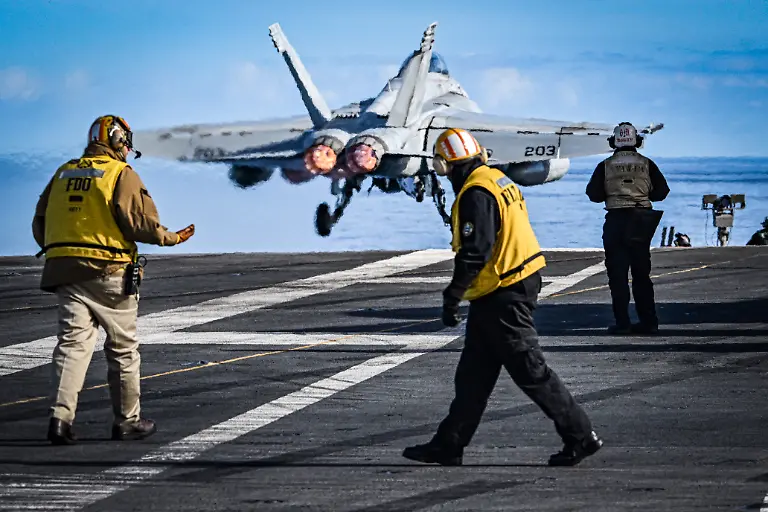 US-Flugzeugtraeger-USS-Gerald-R-Ford-in-der-Nordsee-vor-Norwegen-NUR-FUeR-REDAKTIONELLE-ZWECKE-EDITORIAL-USE-ONLY-US-Flugzeugtraeger-USS-Gerald-R-Ford-in-der-Nordsee-vor-Norwegen-eine-Boeing-F-A-18E-F-Super-Hornet-der-US-Navy-startet-vom-Flugdeck-fotografiert-am-24-September-2025-in-der-Nordsee-vor-Norwegen