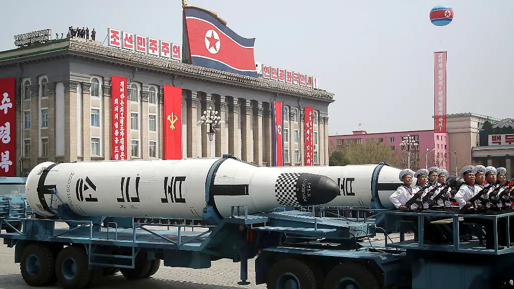 ARCHIV-Eine-ballistische-Rakete-wird-am-15-04-2017-in-Pyongyang-Nordkorea-waehrend-einer-Militaerparade-anlaesslich-der-Feierlichkeiten-zum-105-Geburtstag-von-Kim-Il-Sung-praesentiert-Nordkorea-hat-nach-Medienberichten-erneut-eine-ballistische-Rakete-getestet-Um-welchen-Raketentyp-es-sich-handelte-war-zunaechst-unklar
