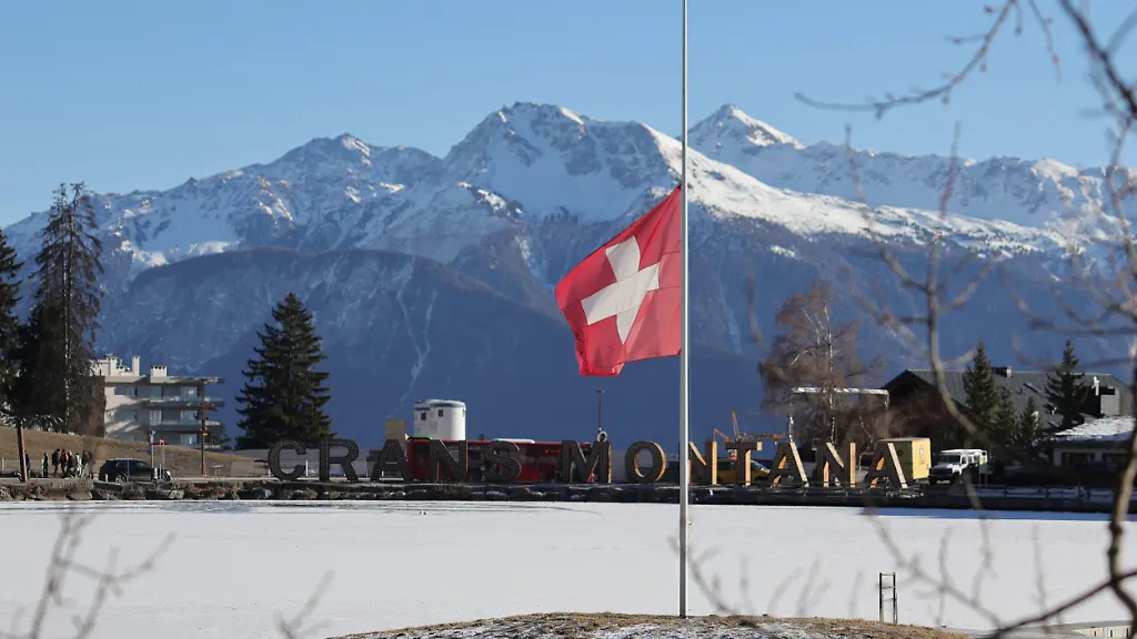 PHOTOPQR-LE-PARISIEN-Olivier-Arandel-Crans-Montana-03-01-2026-Crans-Montana-Suisse-Samedi-3-janvier-2026-Fait-Divers-Samedi-3-janvier-2026-Un-incendie-survenu-dans-un-bar-Le-Constellation-dans-la-nuit-du-Nouvel-An-a-fait-de-tres-nombreux-morts-et-blesses-a-Crans-Montana-une-station-de-ski-du-canton-de-Valais-frequentee-par-de-nombreux-touristes