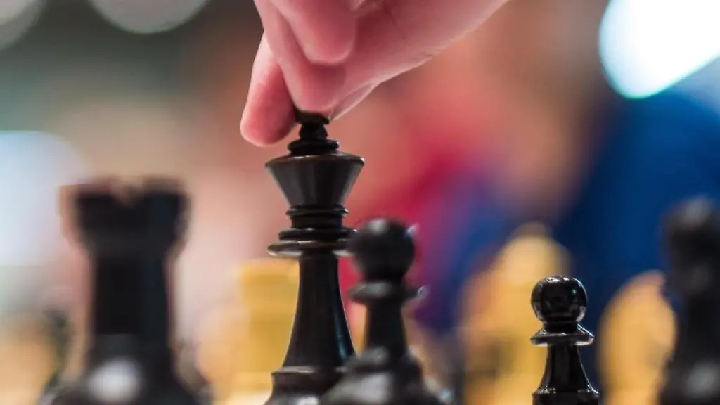 Ein-Schueler-bewegt-beim-Schach-den-Koenig