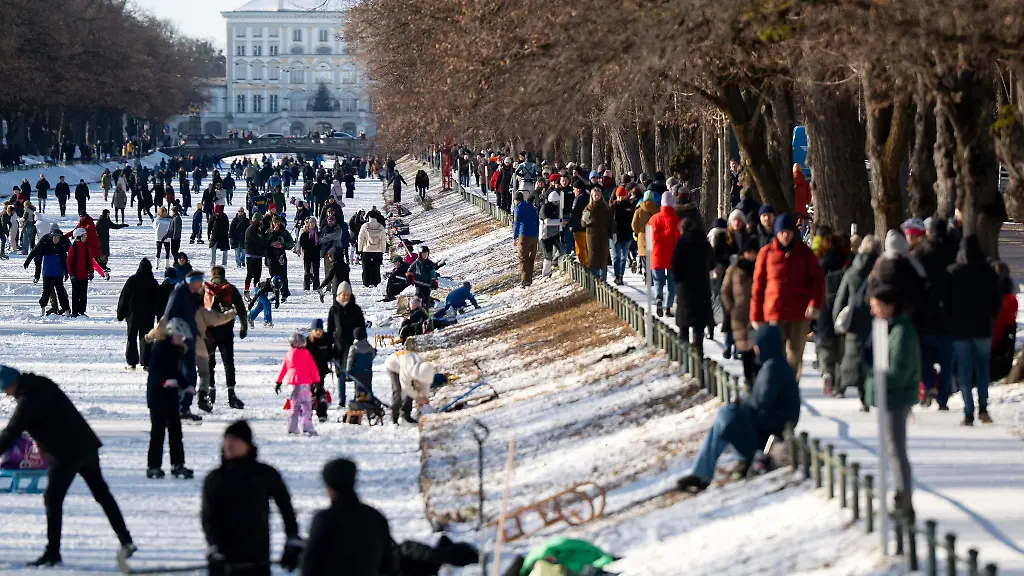 Winterjacke-Schal-Muetze-Handschuhe-Bei-eisigen-Temperaturen-sollte-man-sich-in-Bayern-weiter-warm-einpacken