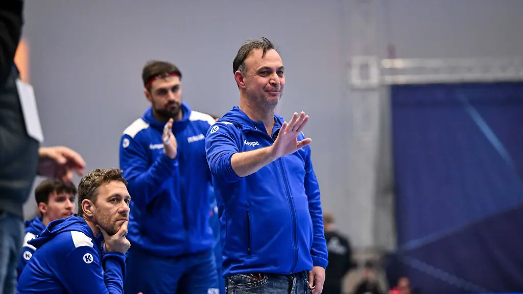 Sport-Themen-der-Woche-KW11-Sport-Bilder-des-Tages-Handball-EM-Quali-Italien-Lettland-Bob-Hanning-Coach-of-Italy-Italia-Italy-Lettonia-Latvia-EHF-Qualifiers-Phase-2-EHF-EURO-2026-M-Oristano-16-03-2025-Foto-di-Luigi-Canu-luigicanuph-during-Men-s-EHF-Euro-2026-Qualifiers-Italy-vs-Latvia-Handball-match-in-Oristano-Italy-March-16-2025-PUBLICATIONxNOTxINxITA-Copyright-xLuigixCanu-IPAxSportx-xipa-agency