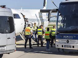 Dobrindt lobt "Migrationswende": Zahl der Asylanträge sinkt um mehr als 50 Prozent