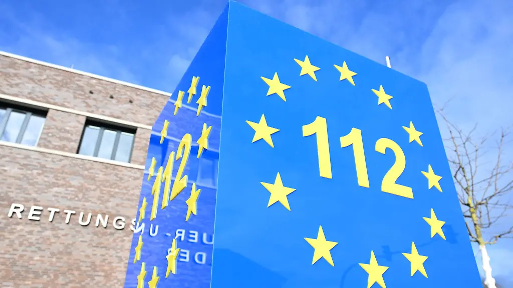 Der-fuer-den-Winterdienst-zustaendige-Mann-waehlte-den-Notruf