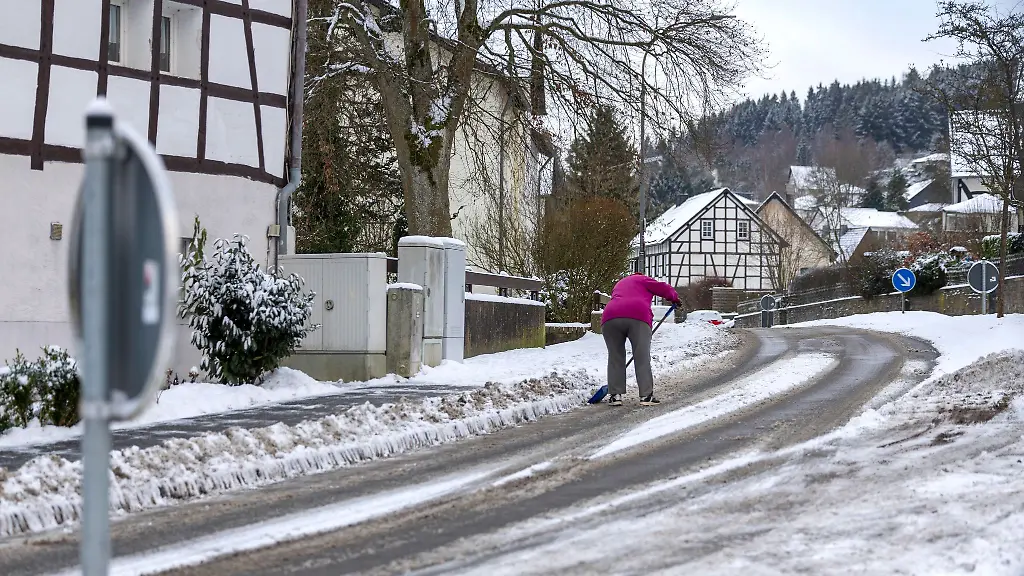 Nicht-nur-in-der-Eifel-musste-Schnee-geschippt-werden