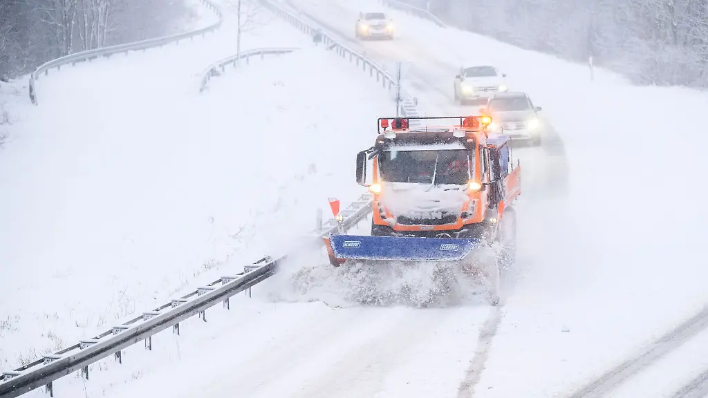 Raumfahrzeuge-sind-im-Dauereinsatz