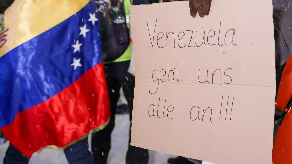 Teilnehmer-demonstrieren-am-Samstag-in-Hamburg-nach-den-US-Angriffen-auf-Venezuela-In-Duesseldorf-haben-am-Sonntag-mehr-als-200-Menschen-gegen-den-Angriff-der-USA-auf-Venezuela-protestiert