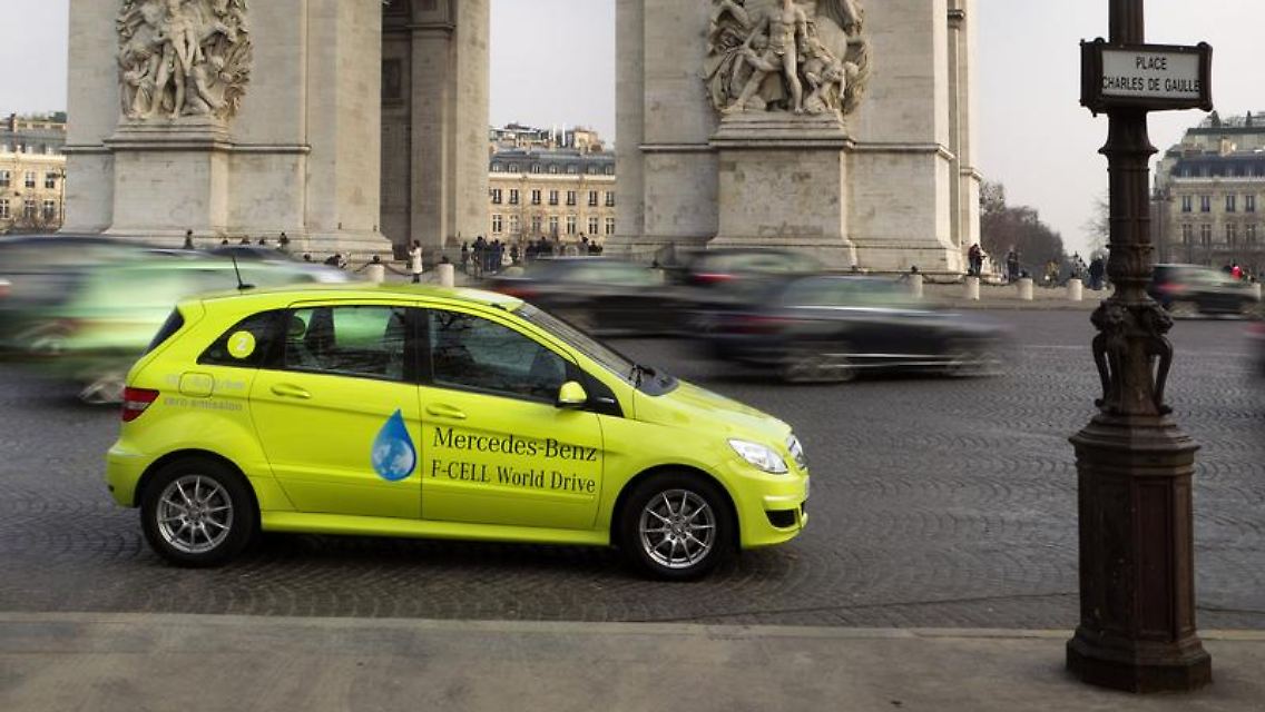 Kraftwerk unterm Blech: Im B-Klasse-Testfahrzeug von Mercedes wird aus Wasserstoff Strom gewonnen, der den Elektroantrieb in Schwung bringt.