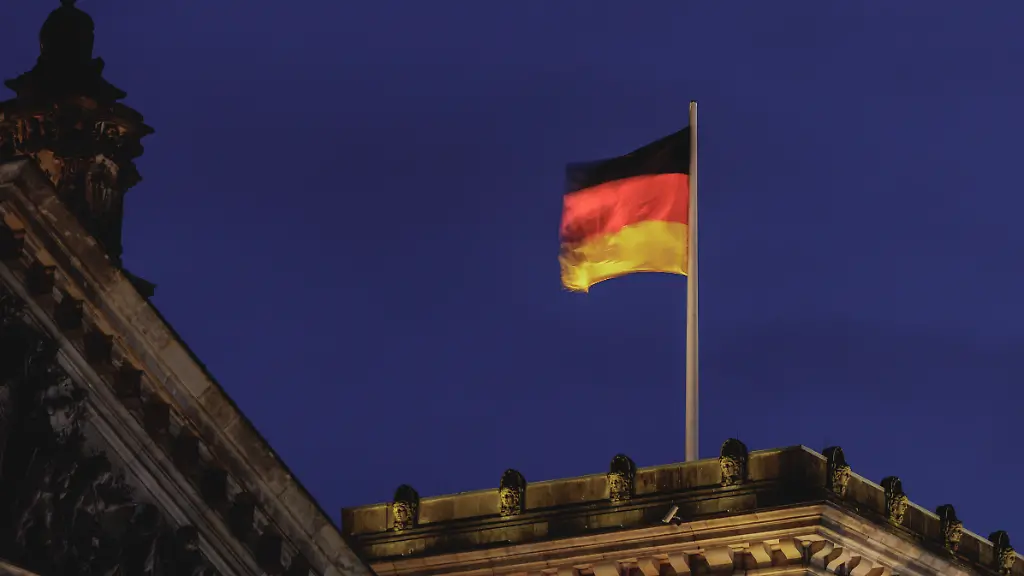 Nationalflagge-von-Deutschland-auf-dem-Reichstagsgebaeude-in-Berlin-13-11-2025