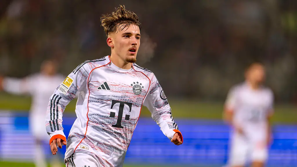 21-12-2025-Fussball-Bundesliga-2025-2026-15-Spieltag-1-FC-Heidenheim-FC-Bayern-Muenchen-in-der-Voith-Arena-Heidenheim-Lennart-Karl-FC-Bayern-Muenchen-Waehrend-des-Spieles-duerfen-laut-DFL-Richtlinien-nur-max-15-Bilder-im-Internet-verwendet-werden-Ausgenommen-Bilddatenbanken-DFL-and-DFB-regulations-prohibit-any-use-of-photographs-as-image-sequences-and-or-quasi-video