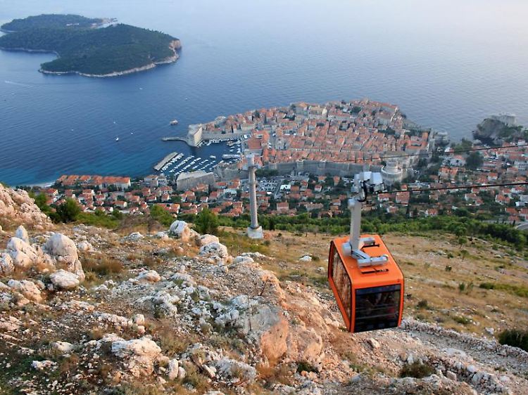 Seit einigen Monaten fährt sie wieder: Die Seilbahn bringt Besucher auf Dubrovniks Hausberg Srd. Aus 400 Metern Höhe lässt sich gut erkennen, wie eng die Stadtmauern das Zentrum umschließen.