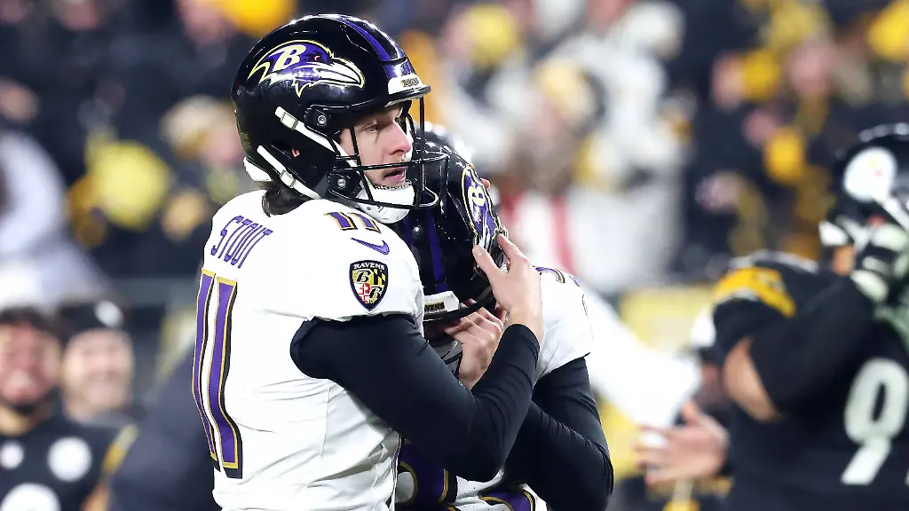 NFL-American-Football-Herren-USA-Baltimore-Ravens-at-Pittsburgh-Steelers-Jan-4-2026-Pittsburgh-Pennsylvania-USA-Baltimore-Ravens-place-kicker-Tyler-Loop-33-reacts-with-punter-Jordan-Stout-11-after-missing-a-game-winning-field-goal-against-the-Pittsburgh-Steelers-at-Acrisure-Stadium