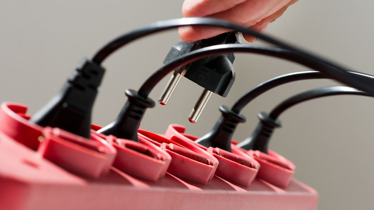 Hier-droht-Gefahr-Was-dringend-beachtet-werden-sollte-bevor-der-Strom-nach-einem-Ausfall-zur-ckkommt