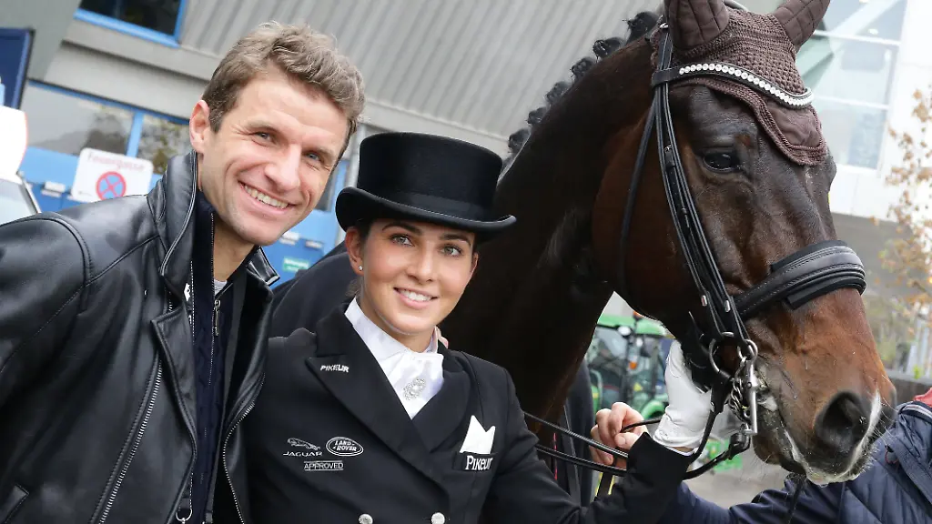 Bilder-des-Jahres-2019-Sport-11-November-Sport-Themen-der-Woche-KW46-Sport-Bilder-des-Tages-Stuttgart-Reiten-Stuttgart-German-Masters-Dressur-Qualifiaktion-zum-Grand-Prix-Special-Siegerin-Lisa-Mueller-mit-ihrem-Mann-Thomas-Mueller-und-Pferd-Gut-Wettlkam-s-Stand-by-me-old-Stuttgart-Riding-Stuttgart-German-Masters-Dressage-Qualifiaktion-zum-Grand-Prix-Special-Winner-Lisa-Mueller-with-her-husband-Thomas-Mueller-and-horse-Gut-Wettlkam-s-Stand-by-me-old