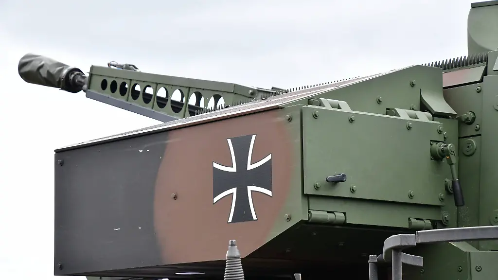 Schuetzenpanzer-Puma-der-Bundeswehr-Der-Schuetzenpanzer-Puma-wird-von-KNDS-gebaut-Diese-Version-ist-mit-dem-Panzerabwehrlenkflugkoerper-MELLS-ausgestattet-Dieser-ist-in-der-seitlich-am-Turm-angebrachten-Abschussvorrichtung-untergebracht-KNDS-ist-ein-deutsches-Ruestungsunternehmen-mit-Sitz-in-Muenchen-Es-ist-aus-der-Firma-KMW-Kraus-Maffei-Wegmann-hervorgegangen