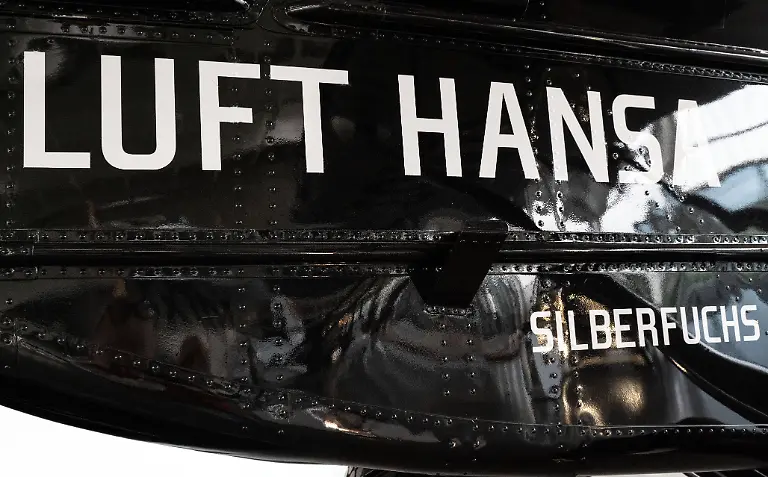 Detailansicht-des-historischen-Flugzeugs-Lufthansa-Silberfuchs-im-Dornier-Museum-Friedrichshafen-Das-Flugzeug-zeigt-das-klassische-Lufthansa-Schriftbild-auf-der-glaenzenden-Aluminiumoberflaeche-und-erinnert-an-die-fruehe-Aera-der-deutschen-Luftfahrt-Editorial-use-only