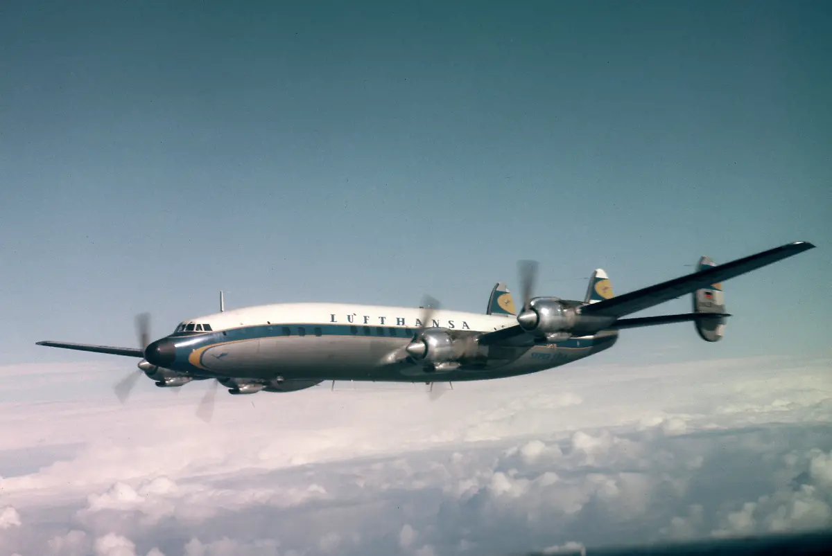 Das-undatierte-Handout-zeigt-eine-Lockheed-1649-A-Super-Star-der-Lufthansa-Fuer-ihre-Traditionsflotte-wollte-die-Lufthansa-einen-der-legendaeren-Langstreckenflieger-restaurieren-Die-viermotorige-Lockheed-Super-Star-flog-in-den-1950er-und-1960er-Jahren-die-Atlantikstrecke