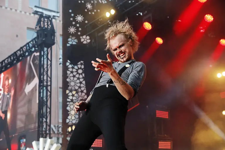 Aapo-Rautio-The-Angus-aus-Finnland-tritt-im-Finale-der-Luftgitarren-Weltmeisterschaft-auf