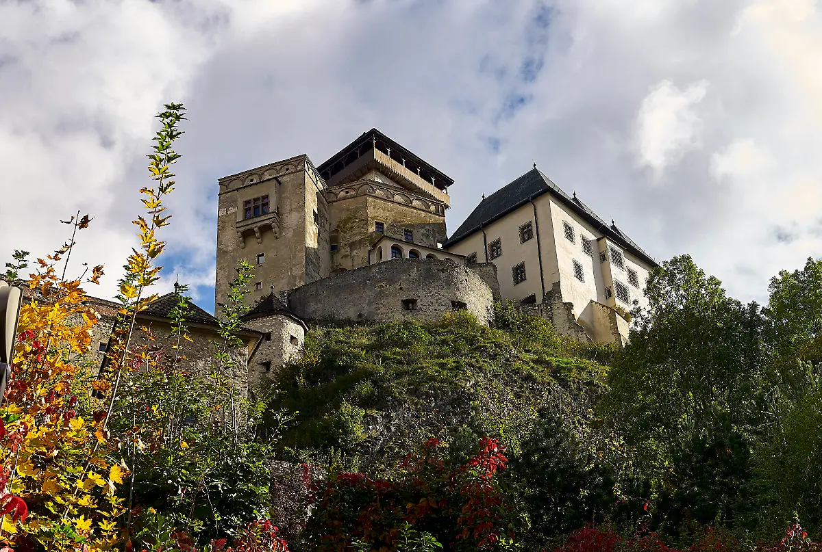 Die-mittelalterliche-Burganlage-thront-ueber-der-Stadt