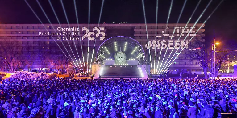 Tausende-Menschen-verfolgen-vor-dem-Marx-Monument-den-Start-in-das-Jahr-als-Europaeische-Kulturhauptstadt-in-Chemnitz