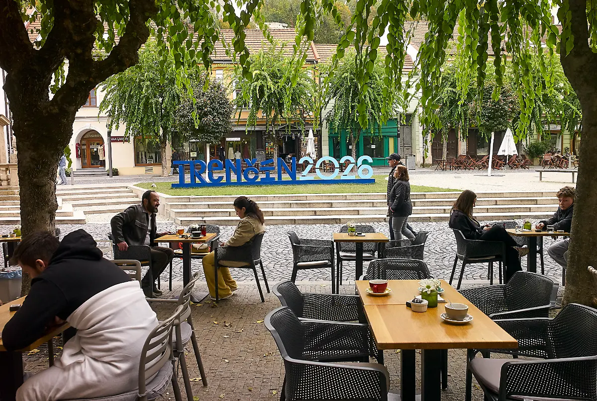 Cafes-und-Restaurants-saeumen-den-zentralen-Mierove-namestie-Friedensplatz-im-slowakischen-Trencin-das-neben-dem-finnischen-Oulu-Europaeische-Kulturhauptstadt-2026-ist