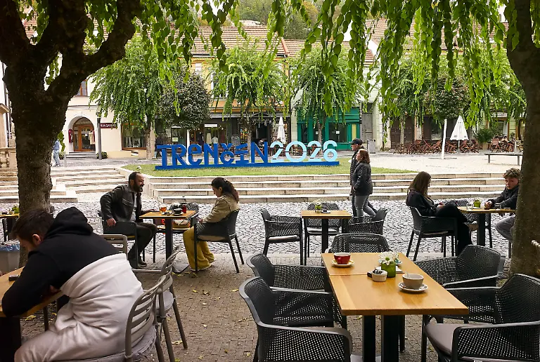 Cafes-und-Restaurants-saeumen-den-zentralen-Mierove-namestie-Friedensplatz-im-slowakischen-Trencin-das-neben-dem-finnischen-Oulu-Europaeische-Kulturhauptstadt-2026-ist